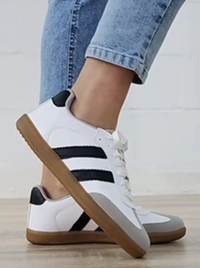 Lace up Sneaker-White/Black stripe